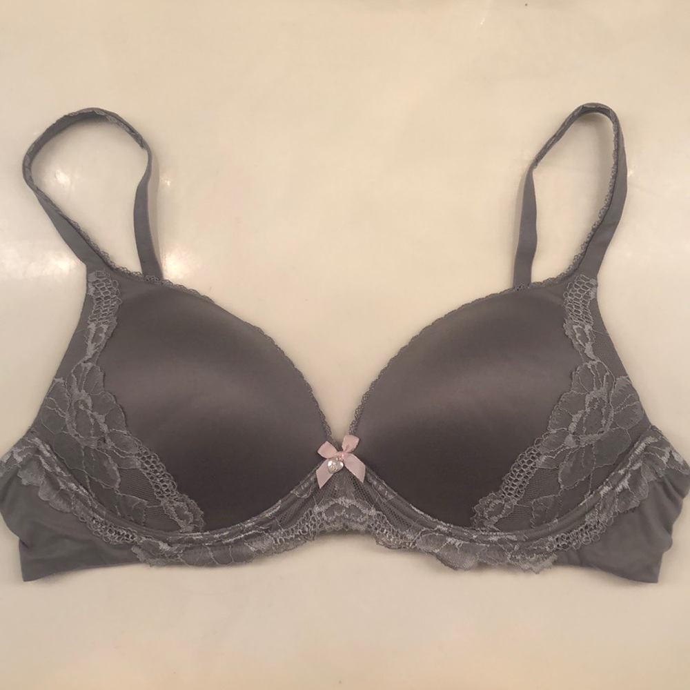 VICTORIAS SECRET LACE NO-WIRE 38B